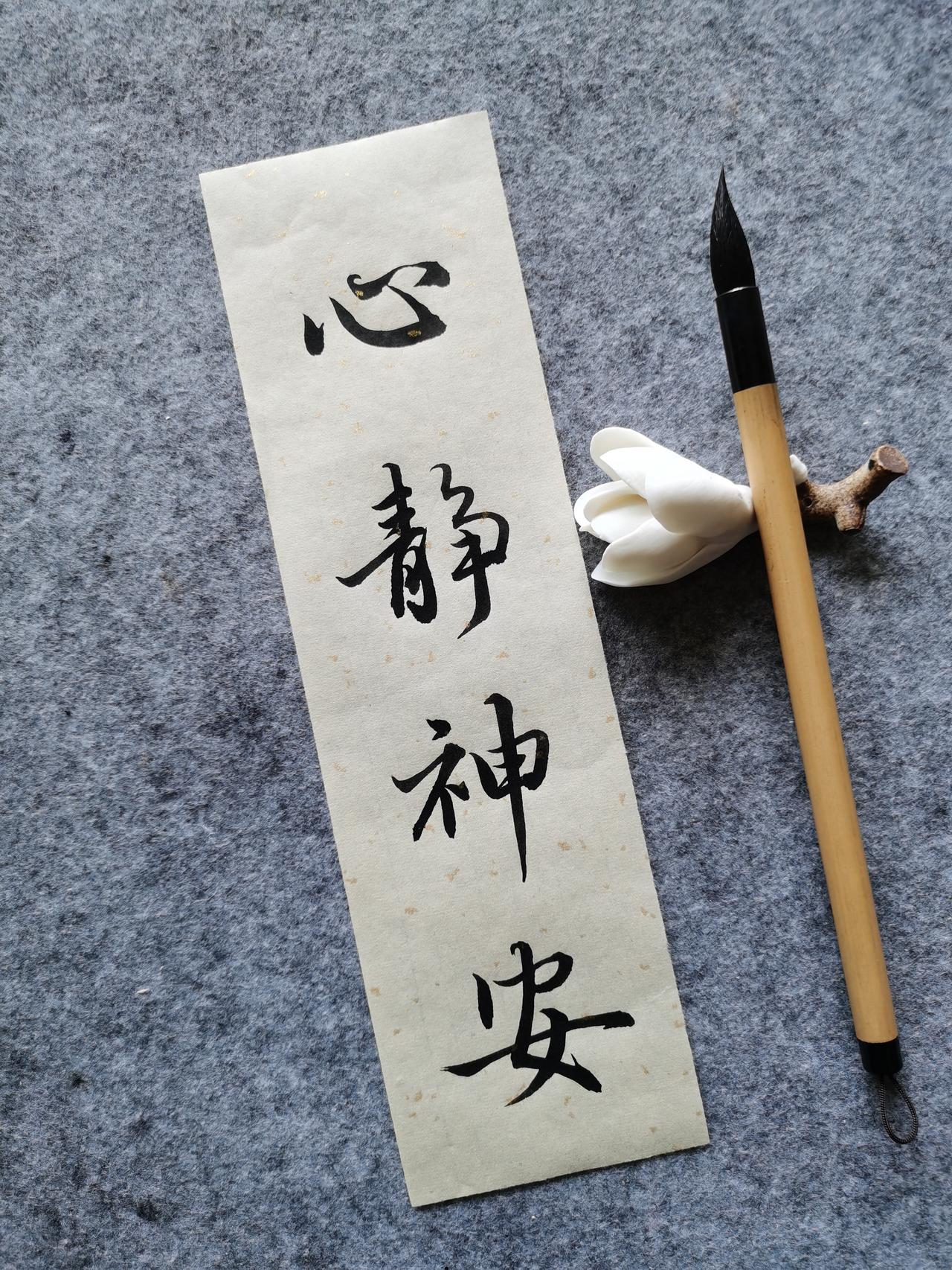 人活到一定年纪，终会明白：
最好的生活，从不是大富大贵，而是内心安宁。
 
生活