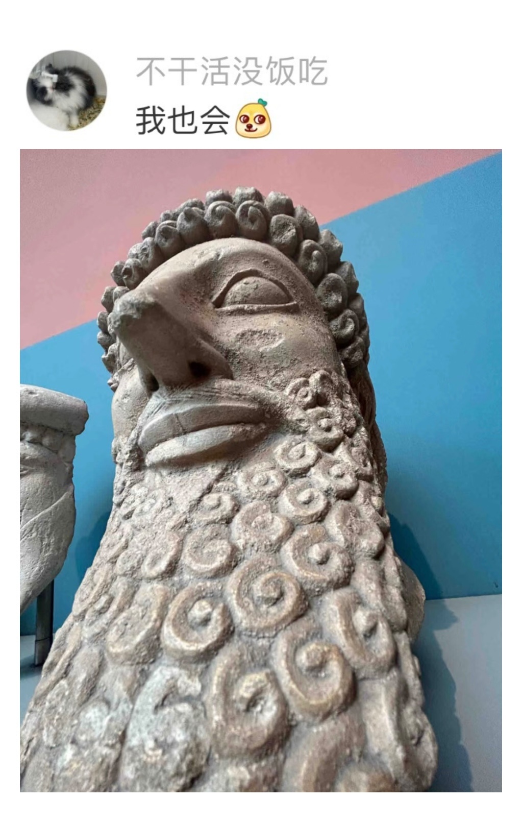 #到底是谁教雕像自己拍照的# 第一次见活感这么强的照片，有种雕像自己拿起手机乱拍