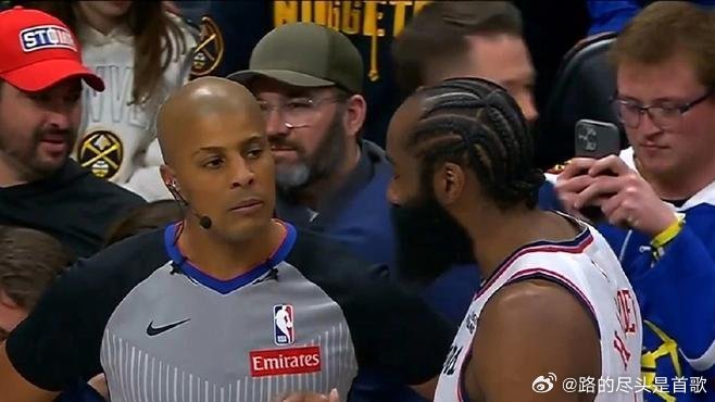 《哈登这一忍，价值25000美元。 赛后采访，哈登脸都黑了，话到嘴边，硬是给咽了