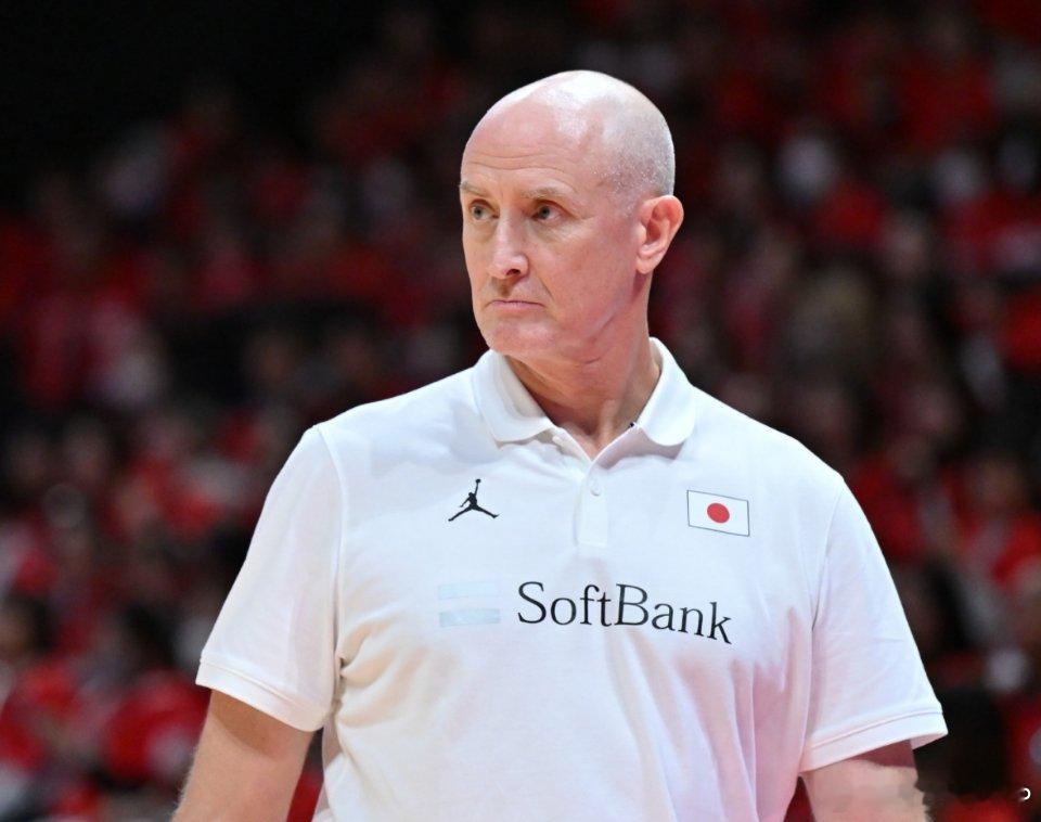 距离男篮世预赛窗口期比赛仅剩三周之际，日本篮协宣布与日本男篮主帅霍瓦斯解约。临阵