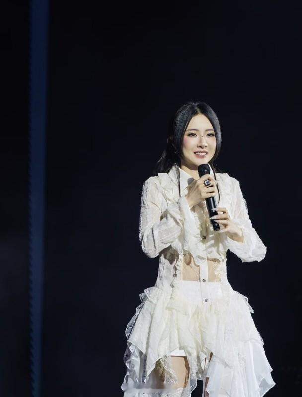 【On.cc】菊梓喬獻「初吻」　斥王浩信負心漢歌手菊梓喬（Hana）日前在廣州舉
