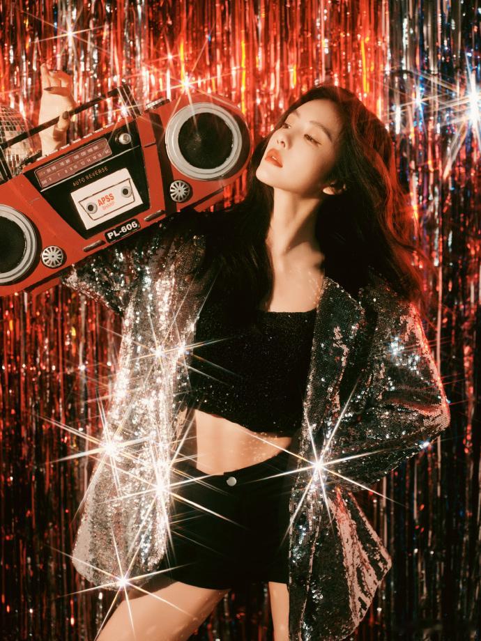 蔡文静新剧气血好足  蔡文静在新剧中的每一次亮相，都如同一次视觉与心灵的双重盛宴