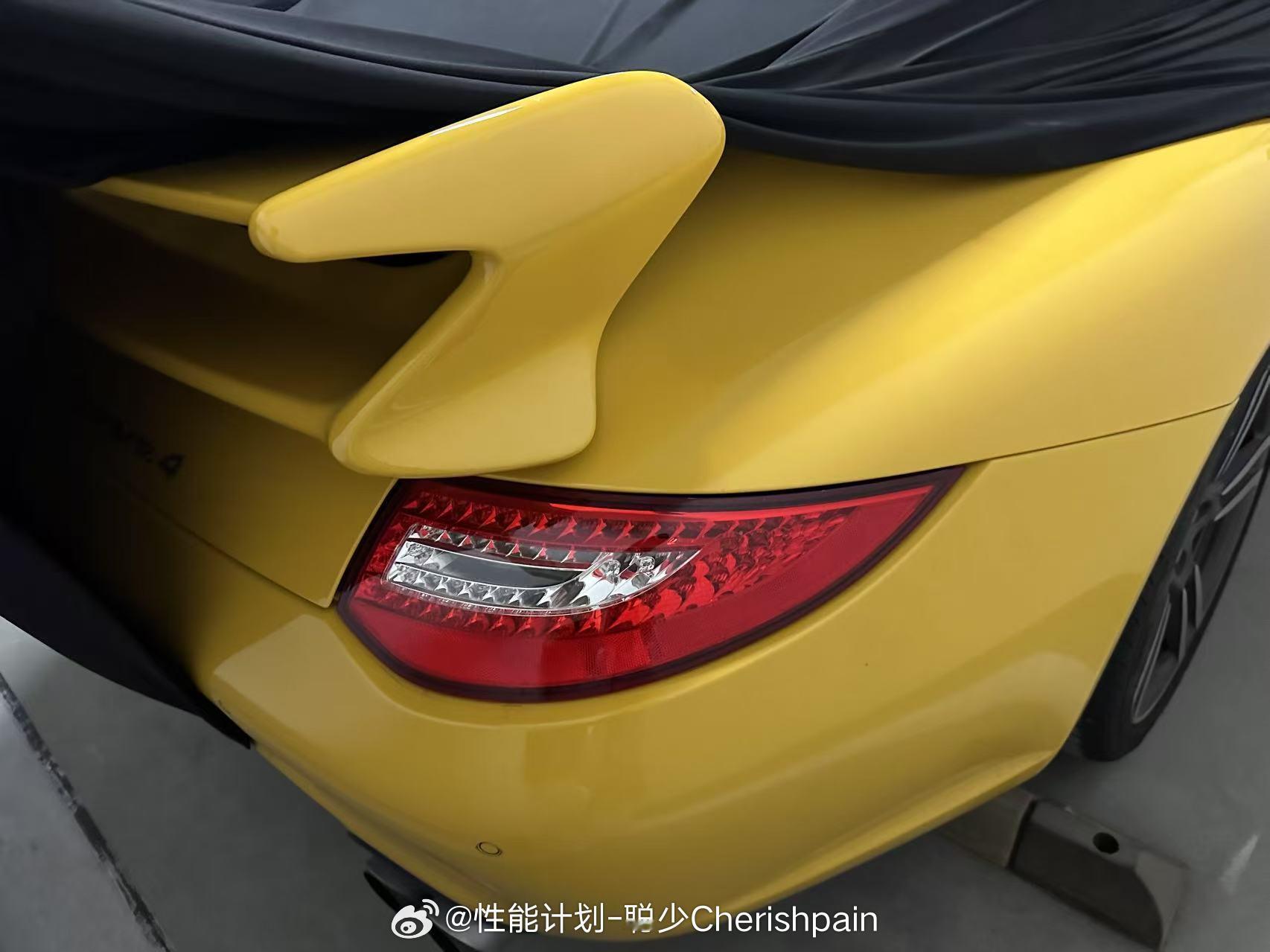 我深度怀疑，公司车位旁边这个车主绝对是个有品位的玩车人，之前是一台原厂选配尾翼车