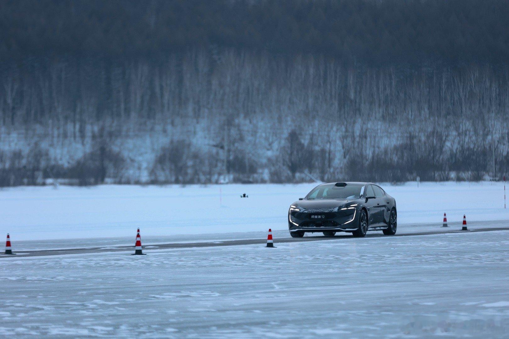 兄弟们，不得不说，新阿维塔12真狠，在冰天雪地里玩“雪面爆胎变道”“对开双移线”