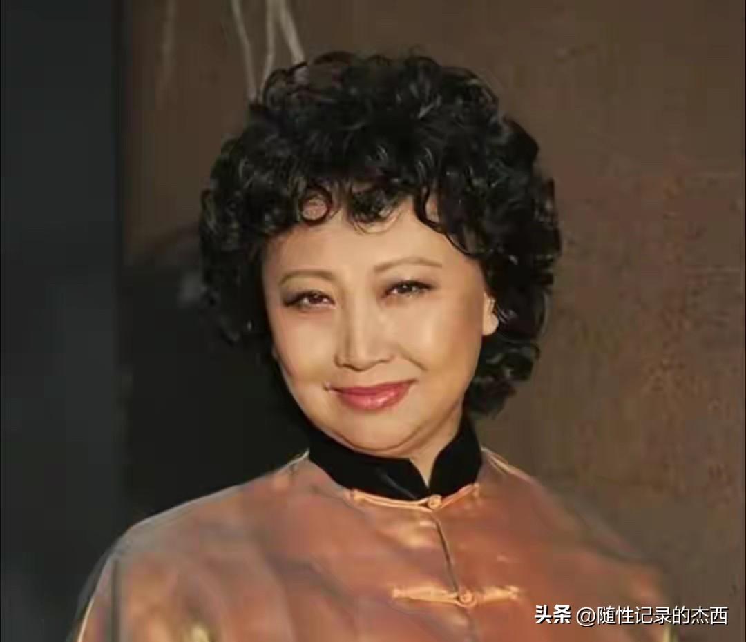 大家还记得照片中的这一个女演员吗？她是土生土长的吉林长春人，微卷的发型，独特的气