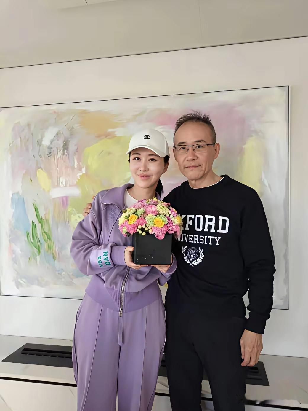 王石遭人造谣被抓，此前还多次被传离婚，年逾七旬的他常常要在网络谣言中来回辟谣，哈