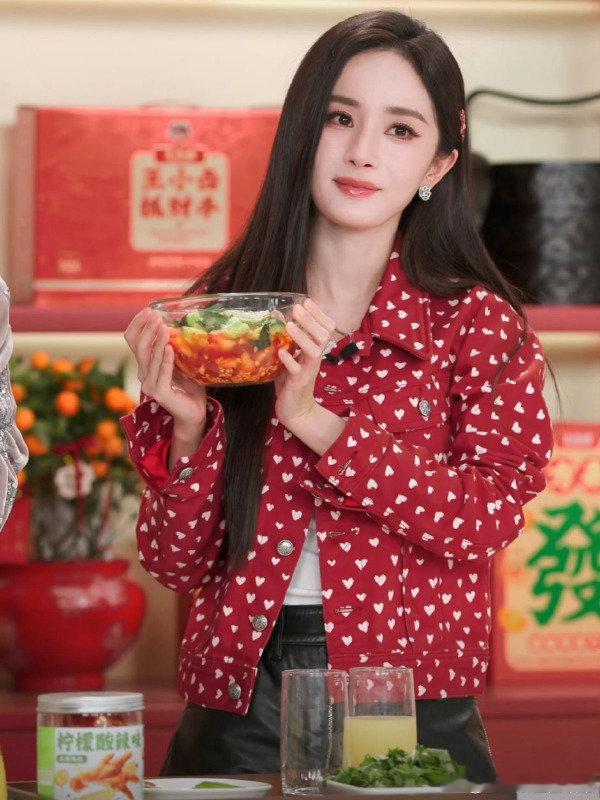 杨幂看到彩带是蜜蜂的反应 笑不活了！杨幂看到蜜蜂彩带的瞬间，表情都变得超甜，妥妥