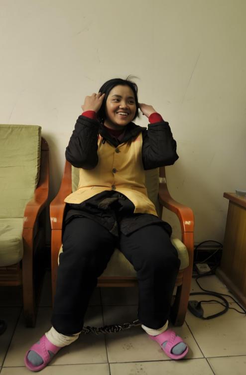 2011年，云南的“土皇后”杨菊芬得知自己即将执行死刑。她戴着脚镣，穿着囚服，却