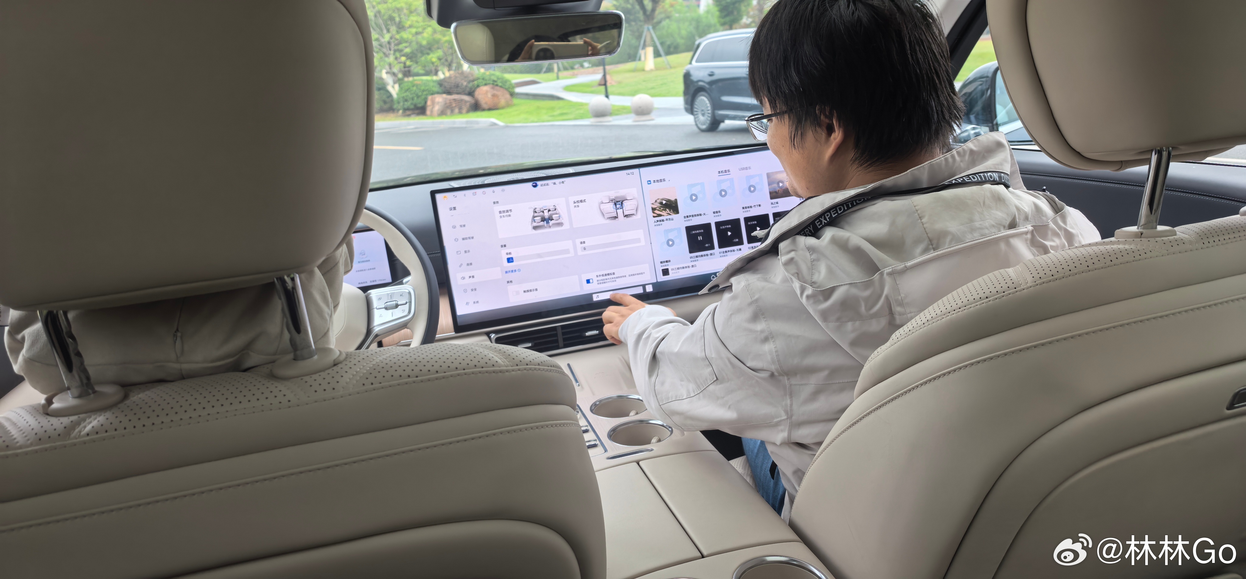 我说2880w的音响系统，就是比900w的力道猛，我们摄像小哥不服。不过我俩倒是