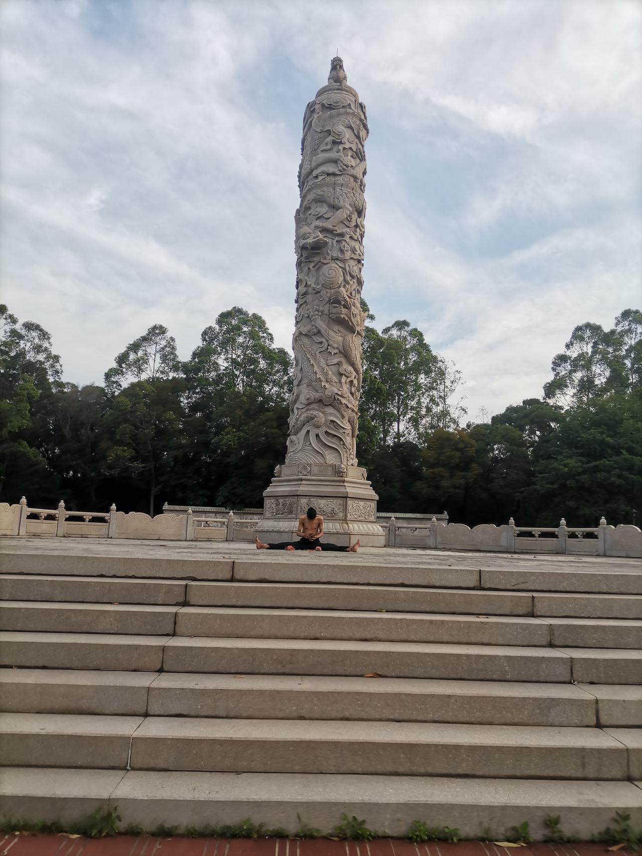 吴航十二景之一《龙角含烟》龙角峰寺庙：

聚天地之灵气，吸日月之精华；

集阳光