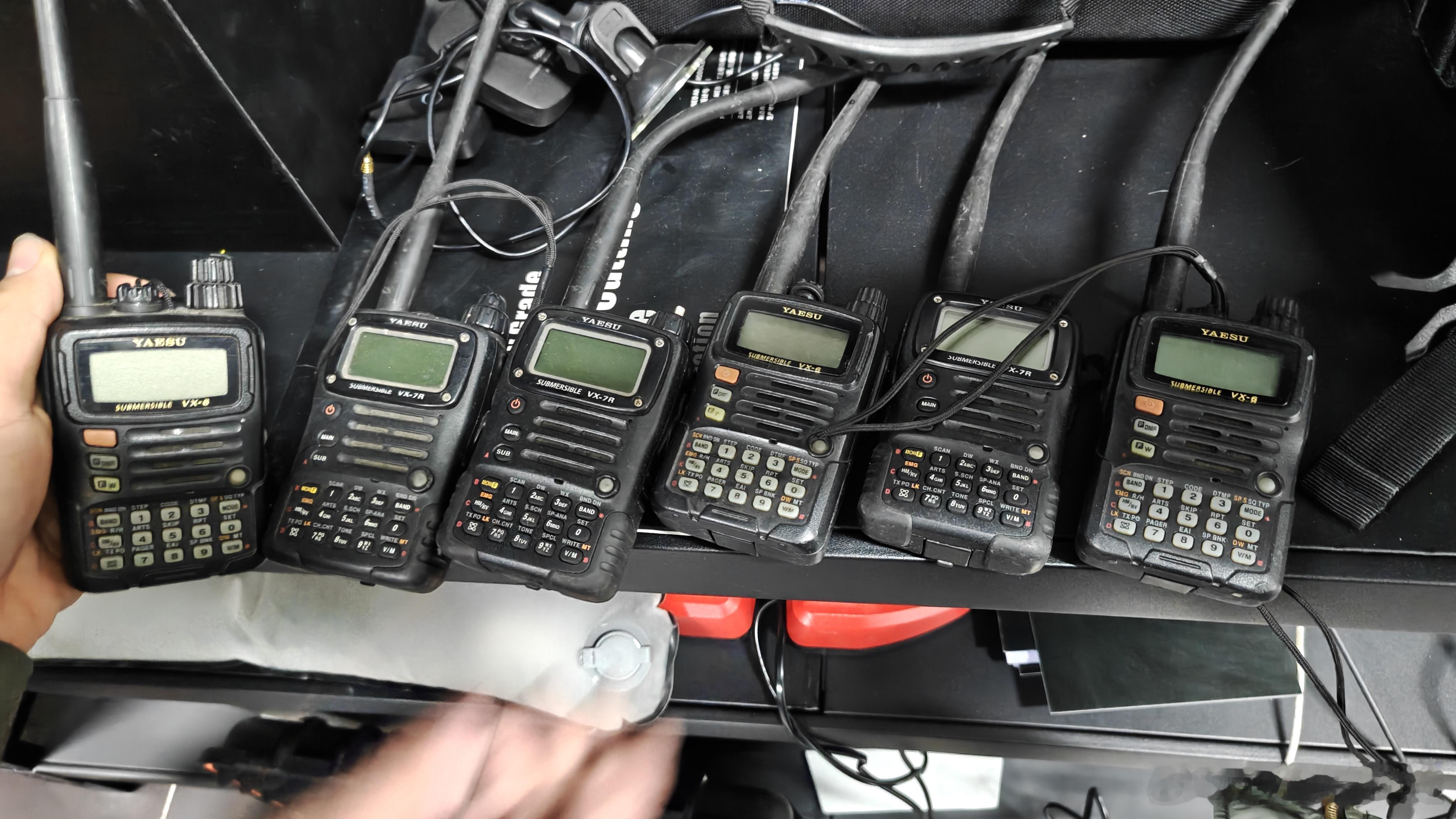 后天跟老旧越野车友们去掏雪群里问谁有对讲机我一下掏出一排做汽车媒体的优势就是乱七