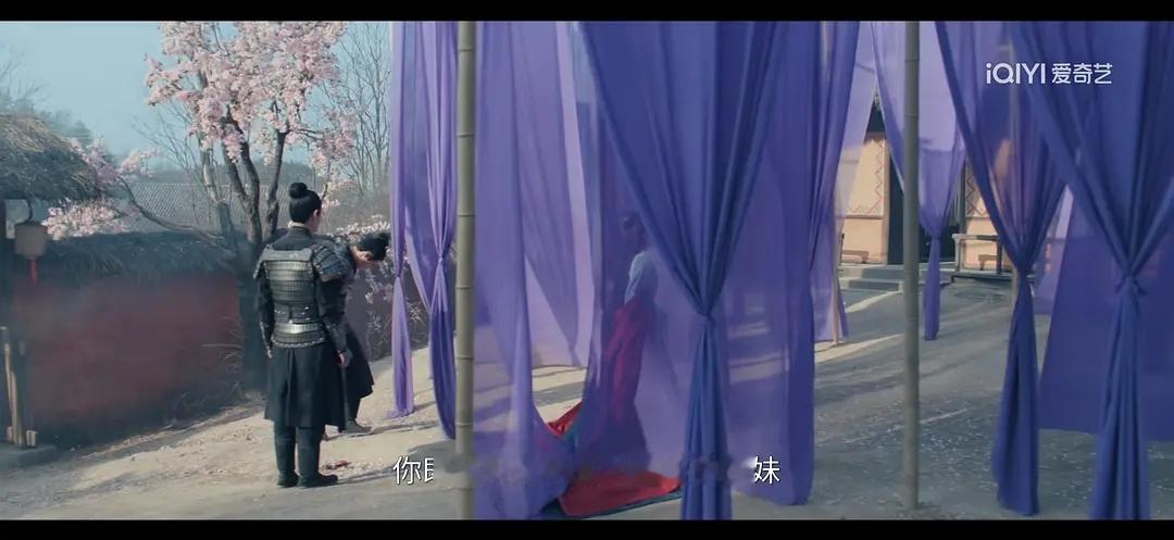 吉吉还是那么执着他那些五颜六色的布 