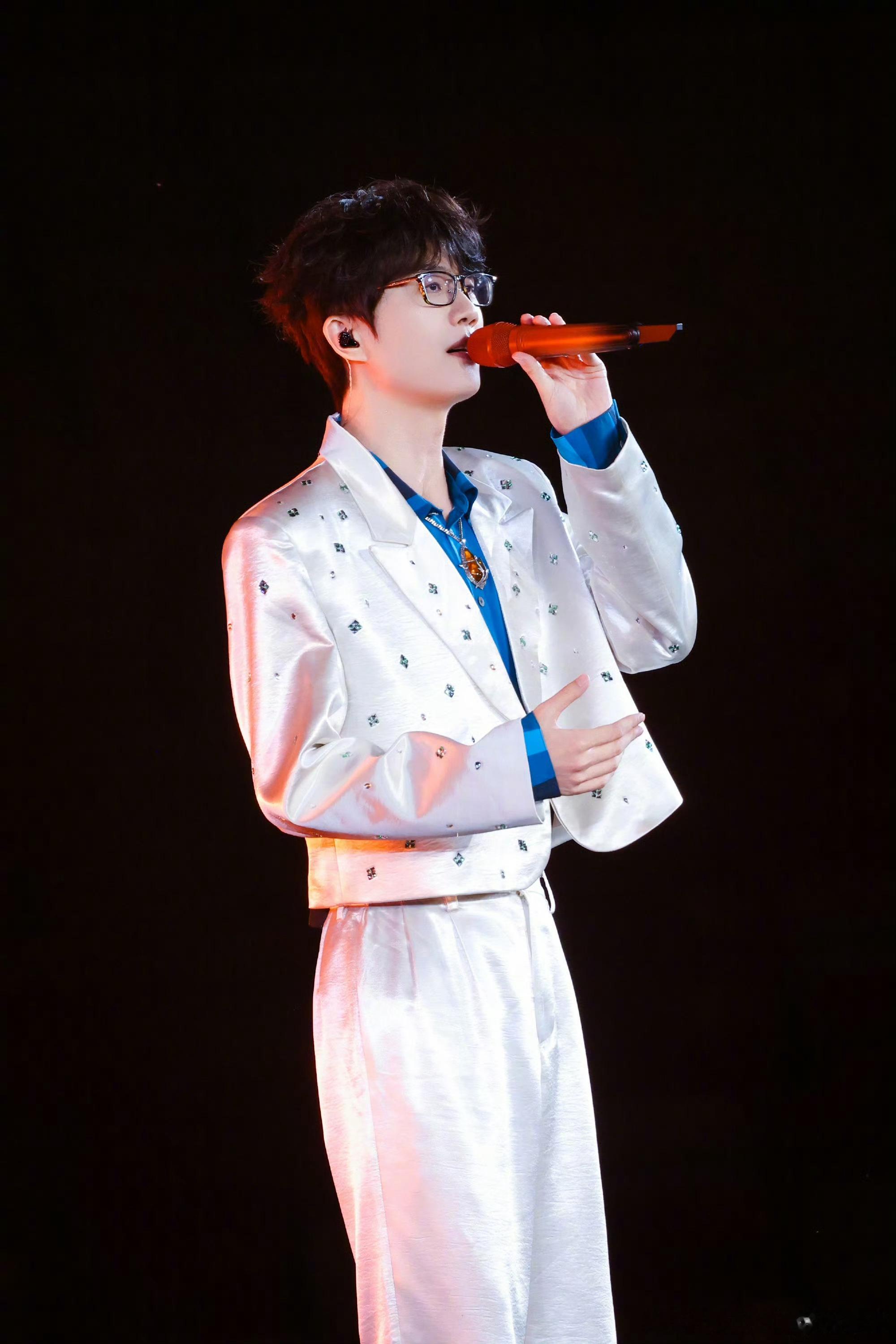 许嵩把剧院搬到了演唱会许嵩的演唱会永远藏着意想不到的浪漫和用心，这次直接把剧院搬
