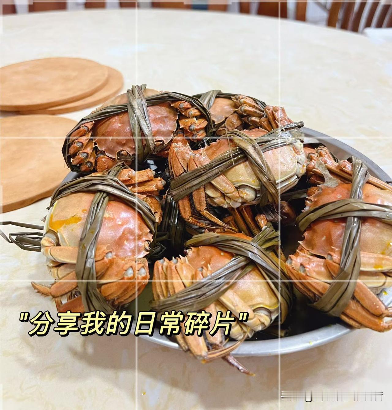 一到吃蟹的季节，就完全扛不住大闸蟹的诱惑！
你瞧这一只只红彤彤的蟹，捆得结结实实