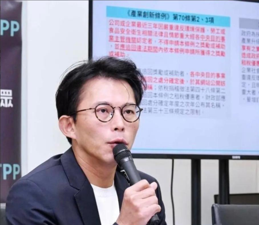 黄国昌最新发言！
公然诋毁吴石将军，
士可忍孰不可忍！
近日郑丽文祭拜白色恐怖受