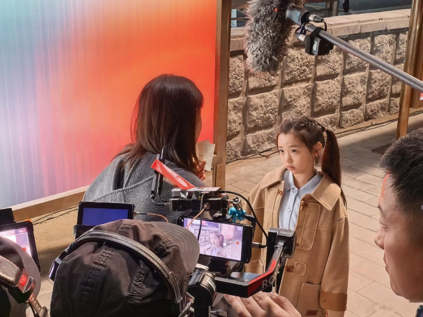 佟丽娅宠小酒窝实锤！带她出演金鸡开幕式短片，母女感拉满～ 