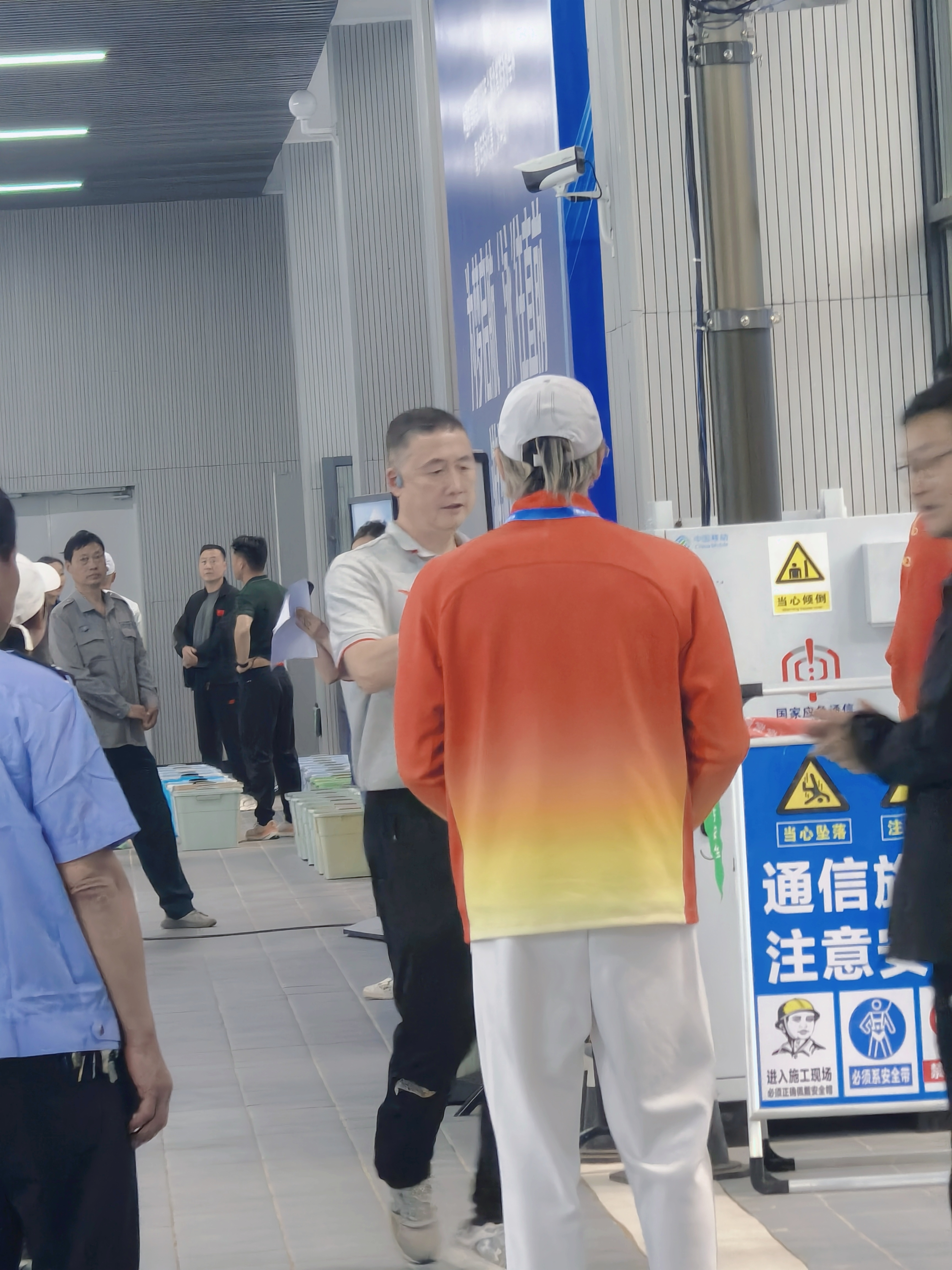 累了可以来小狗墙后面躲一躲🥰🥰🥰🥰便民充电小狗墙认准艾斯勾勾牌