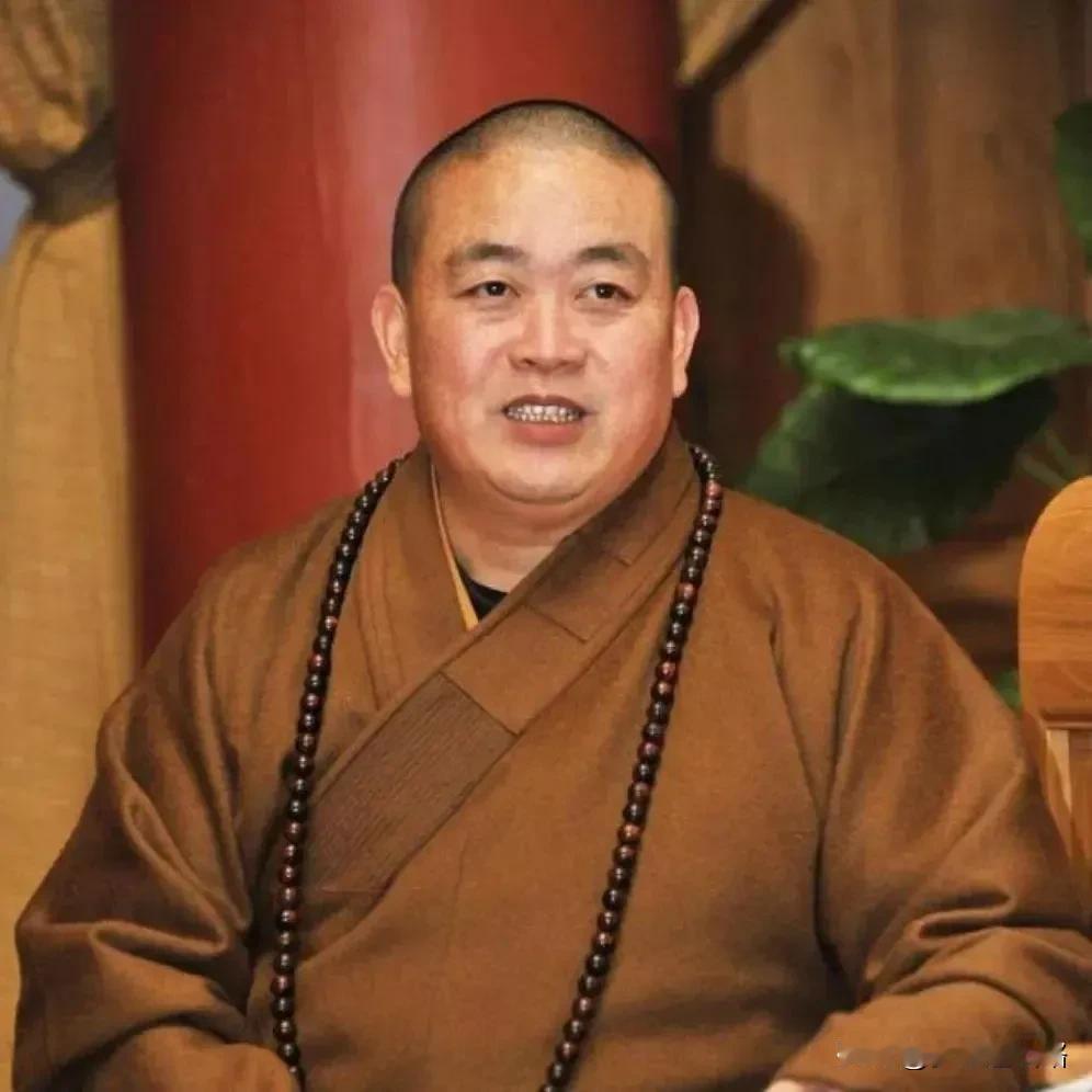 这两个人哪个更像和尚？哪个面相更显得清静？哪个更显得清心寡欲？
我以前说过永信大