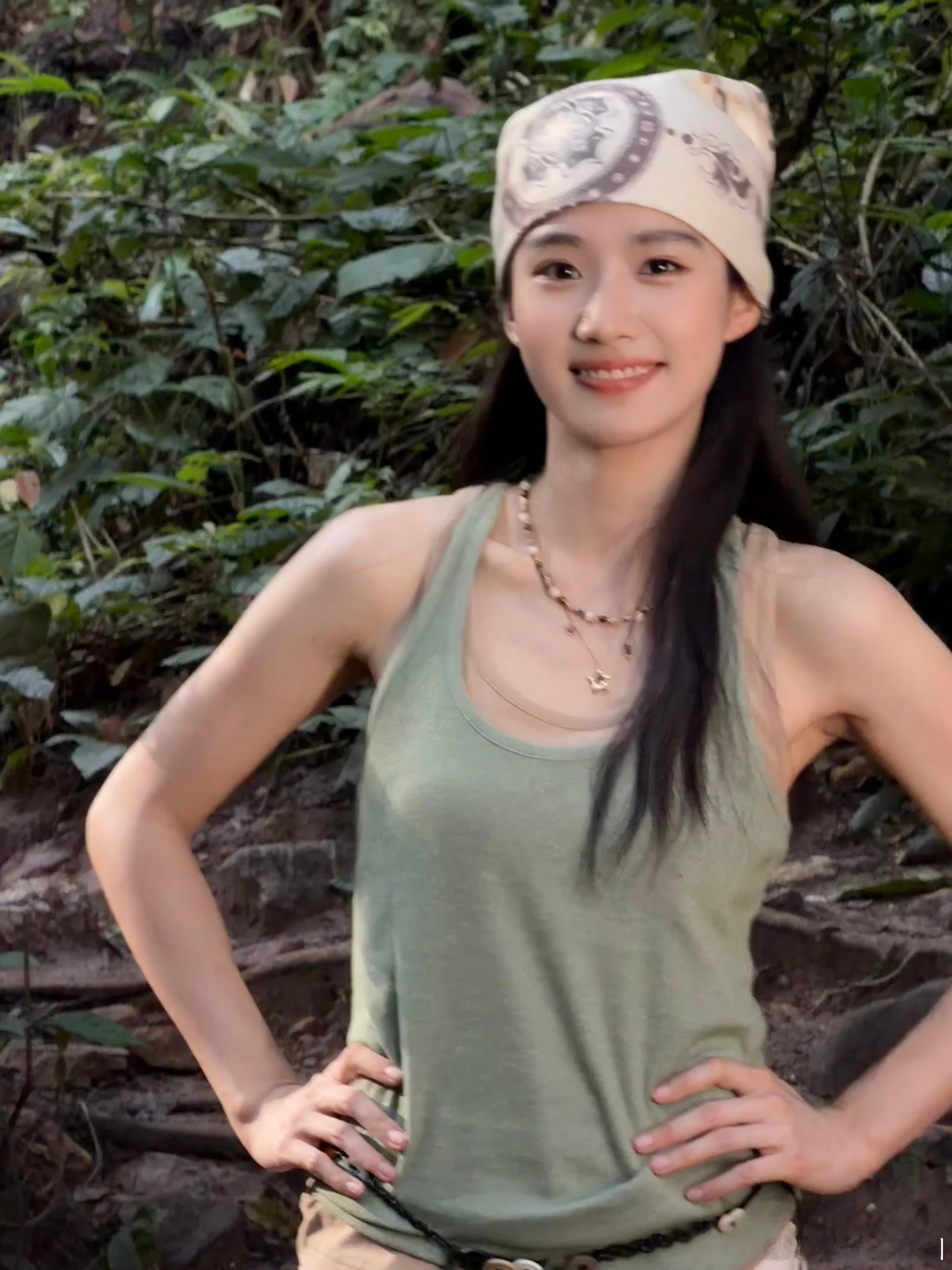 能不能把卢昱晓打包进现代剧 卢昱晓一身allblack太绝了，行走在英国街头自带