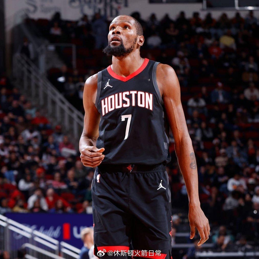 杜兰特生涯拿到8060个篮板5097个助攻，篮板数超越拉马尔-奥多姆（8059个