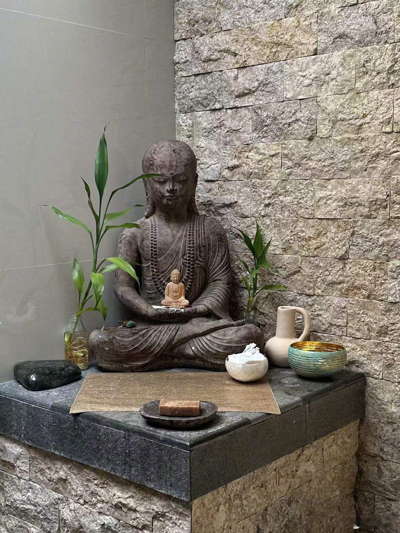 一年前在巴厘岛，我在深度冥想里看见佛。佛看着我，问我的恐惧。我说，我的恐惧是没有