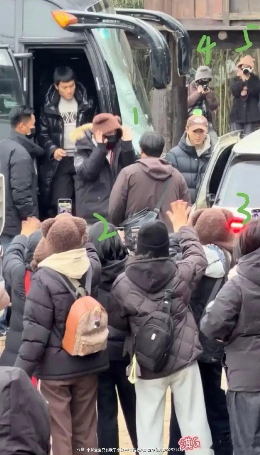 老の是不是偷偷看了嘴蜜王嘉的直播，也学他戴小熊帽子，不过王嘉那个是在家穿的连帽睡