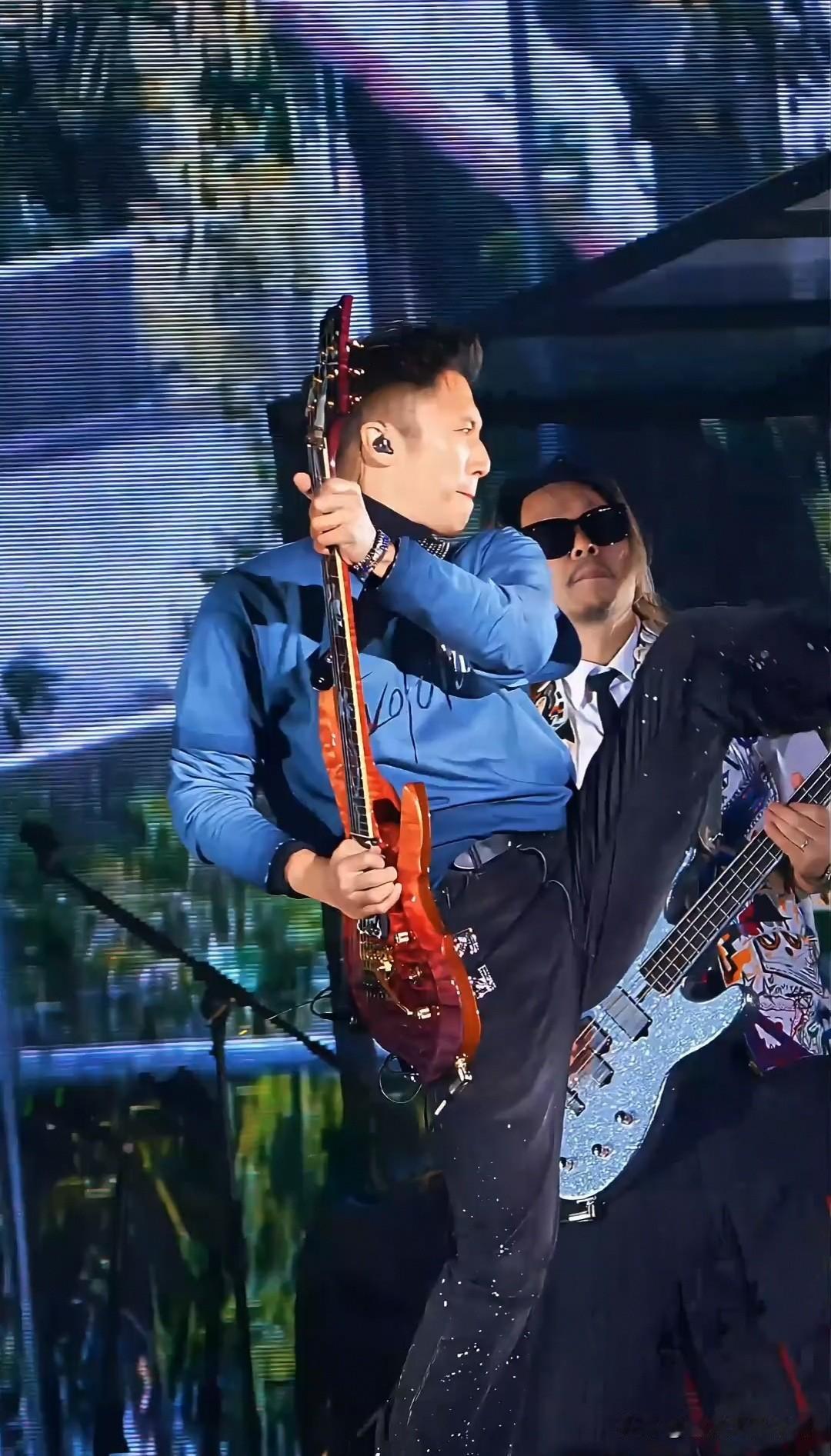 谢霆锋的帅，是时光也奈何不了的嚣张[赞][赞][赞]哥，你终于舍得放下你的锅碗瓢