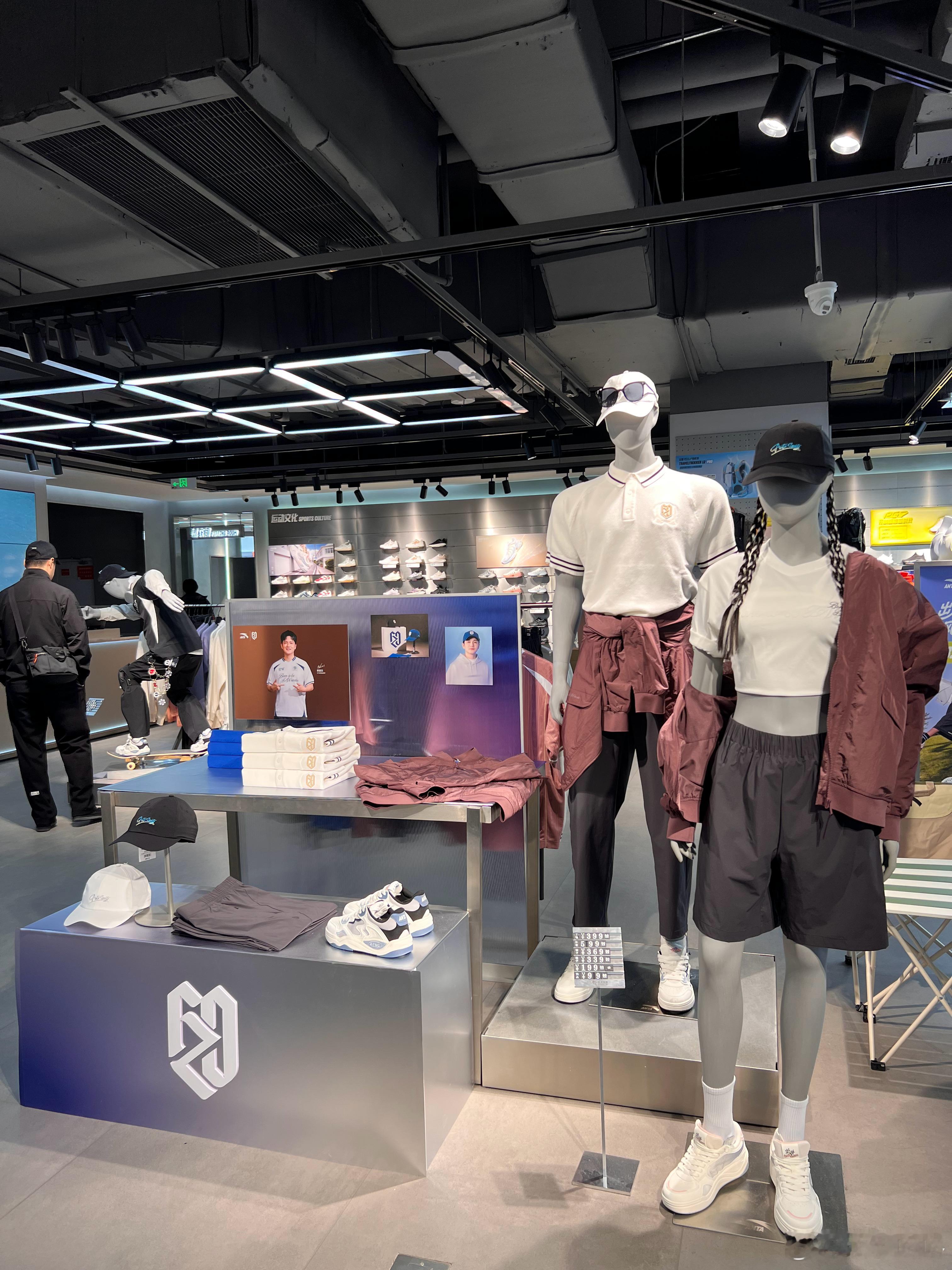 樊振东安踏品牌代言人安踏樊振东系列樊振东 出来吃饭，看到安踏冠军又换了我们东哥的