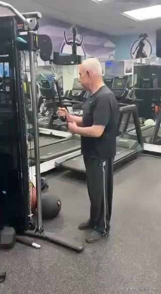 内塔尼亚胡进健身房了
为了证明自己身体很健康，癌症已经恢复，内塔尼亚胡发布了这段