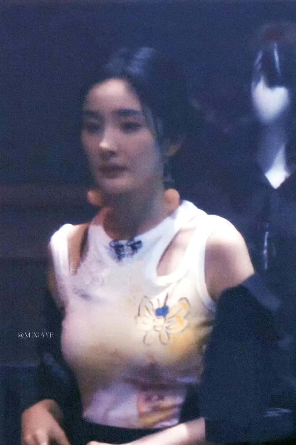 杨幂，
身材好高级，
越来越有港风了。
