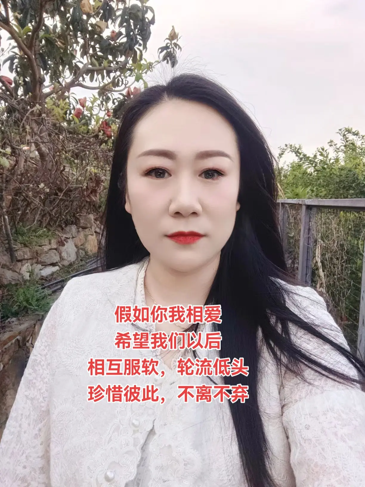 懂得服软，轮流低头，没有什么天生般配的两个人，只不过是一个懂得包容迁就...