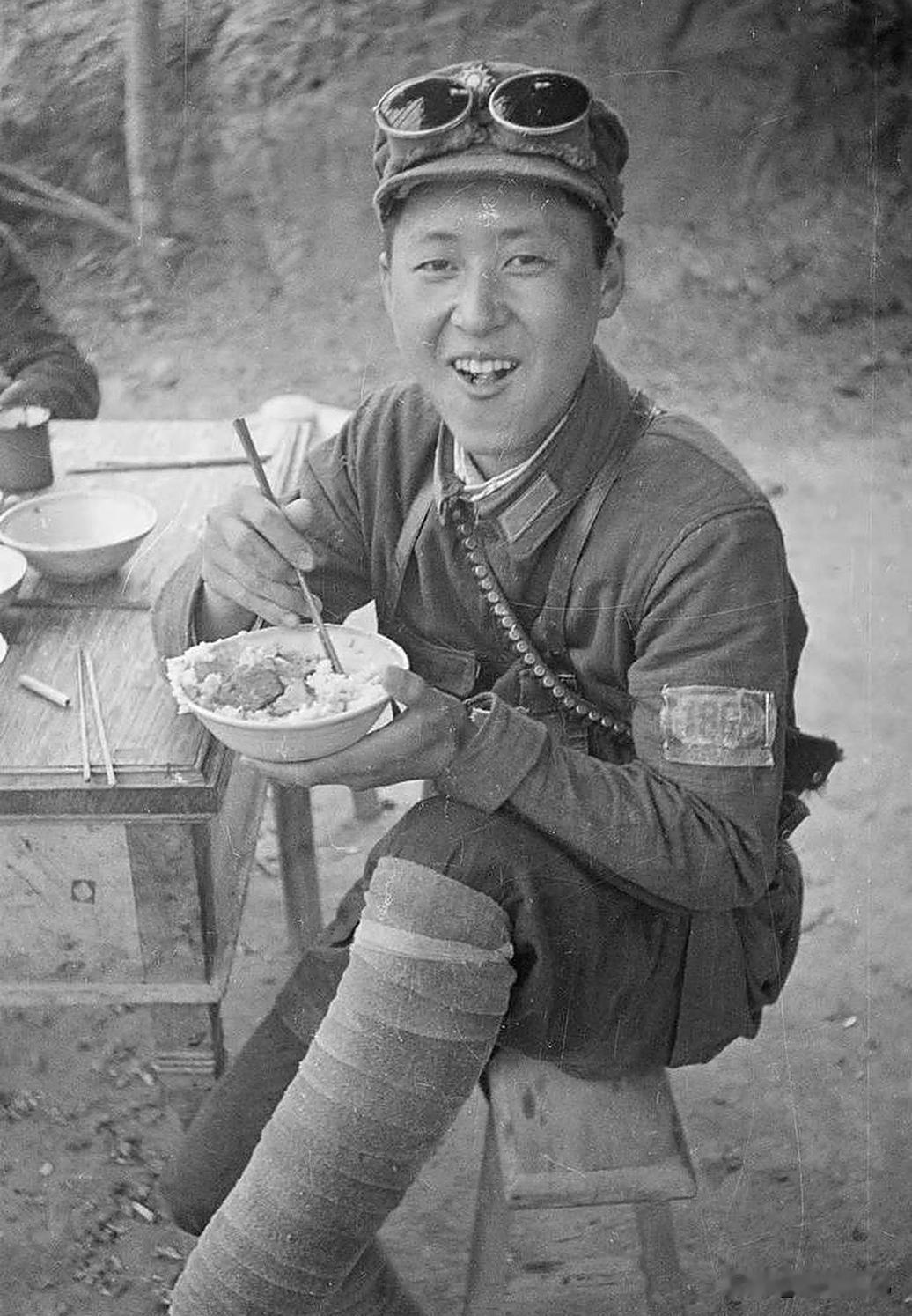 20岁红军战士宋固与主力失散，拜乞丐学乞讨混进国军，心愿竟是被红军俘虏，这招绝境