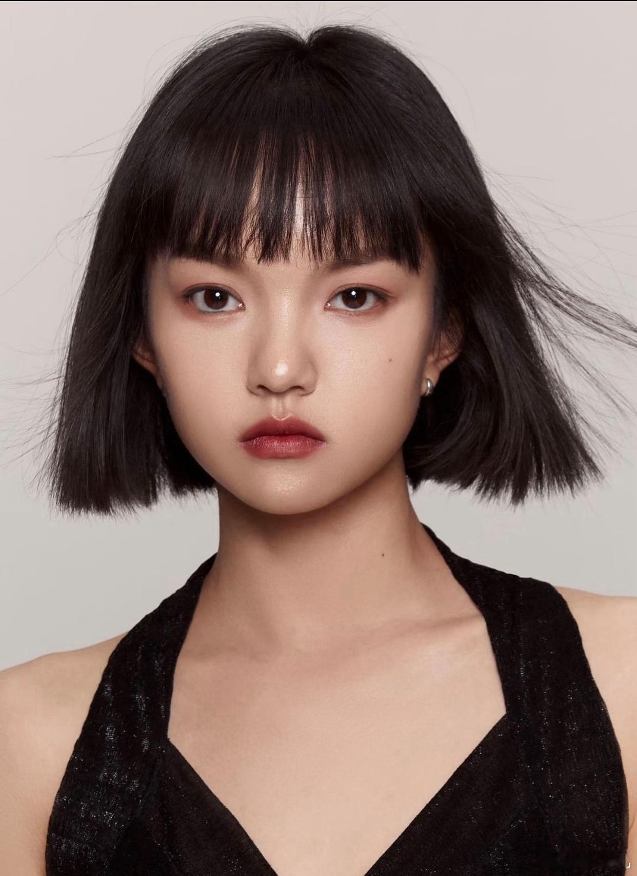 1. 杨洋很在意自己的颜值，会定期做医美项目来维持状态，让自己看起来更清爽。2.