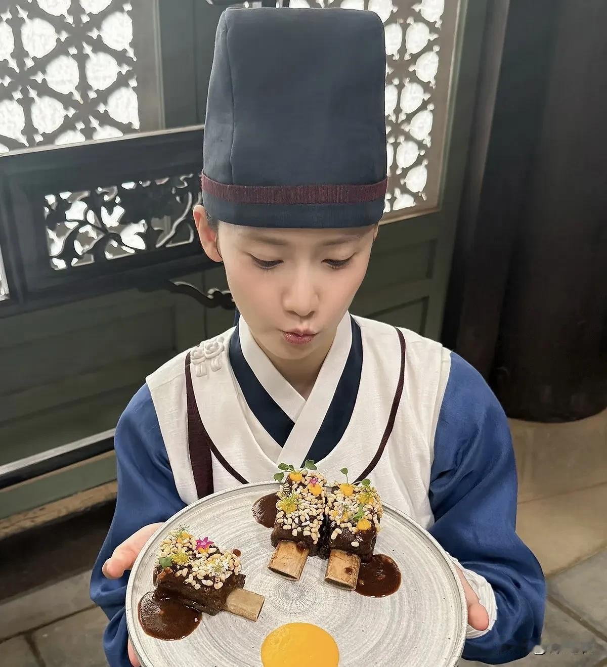 韩剧暴君的主厨，这剧从一开始就很奇怪，乍一看很爽，但是根本经不起推敲。

我本来
