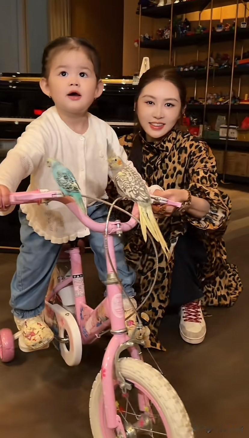 盈公主发新视频，穿着纳迪尔给她买的情侣鞋，我有人问姥姥知道怎么想呀？盈公主发出姥