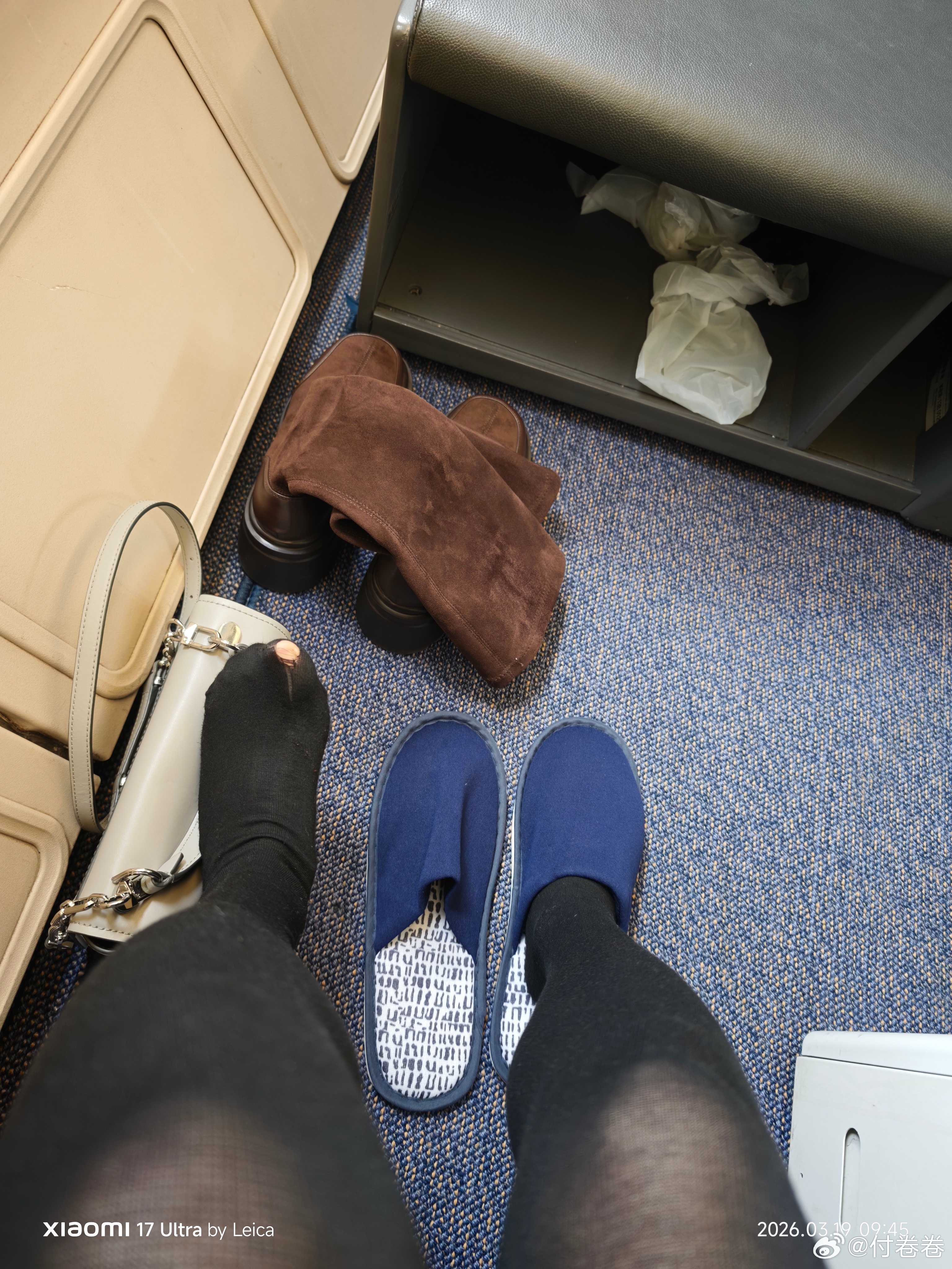 这靴子跟我有仇吧，每次穿它过安检，脱出来袜子都是一个洞……我不要面子的吗！我发现