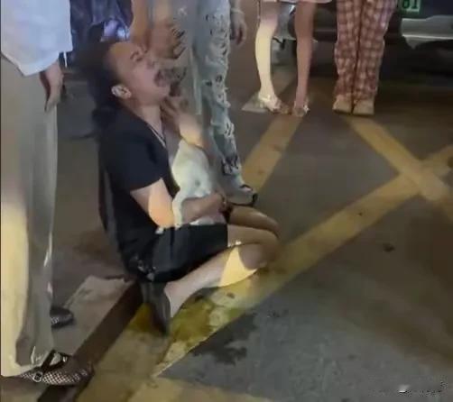 福建大妈宠物狗被轿车撞到，心疼的哭天喊地……看着让人心里发麻。

原来，大妈出来