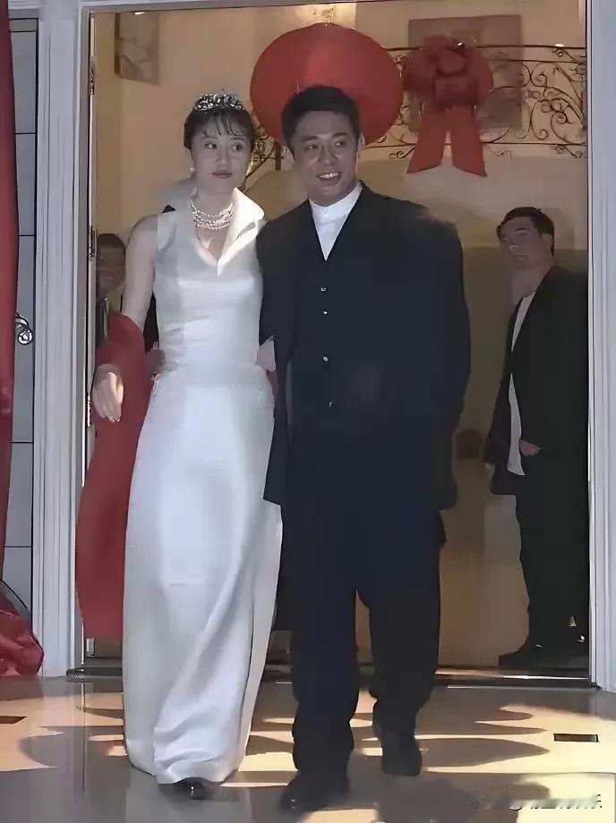那年，“功夫巨星”李连杰和“性感女神”利智不顾一切艰难险阻和世俗眼光，携手步入婚