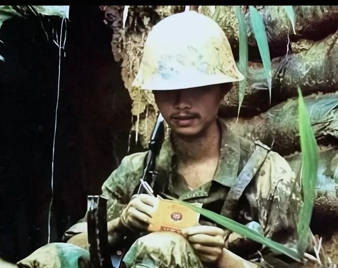 1983年老山前线，一封妻子的来信摧毁了排长坚守的意志，新婚妻子竟被村干部糟蹋，