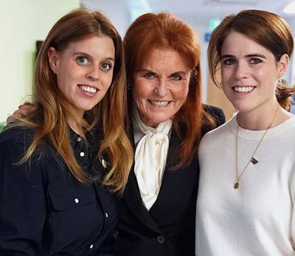 安德鲁王子的前妻莎拉·弗格森在2009年杰弗里·爱泼斯坦出狱几天后，安排她和19