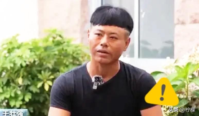 山东威海，
一家三口去海边玩，
父子俩不慎被海浪卷走，母亲急得大喊：“有人会游泳