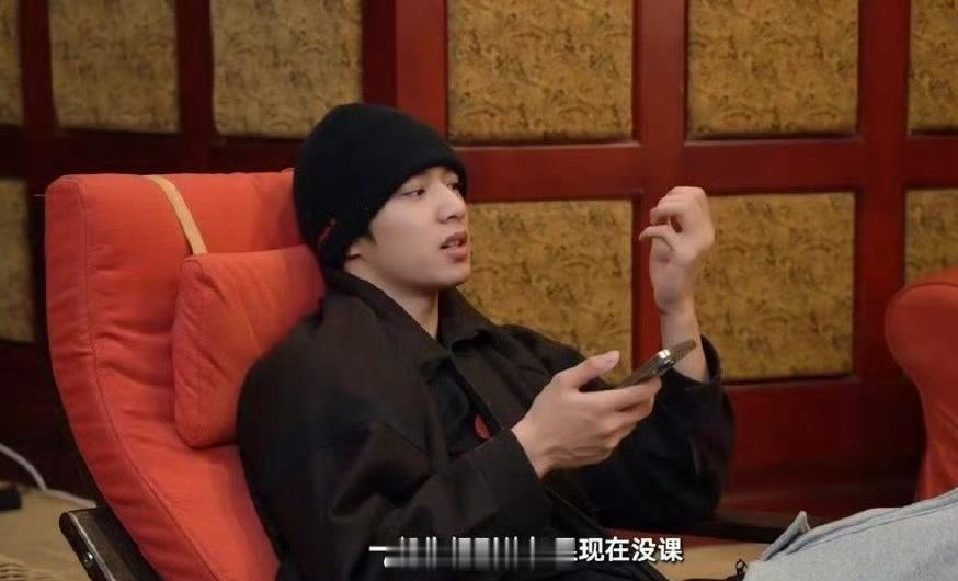 #刘耀文说宋亚轩也不回他消息#小宋老师还是很公平的，对待每个人都是平等的。他是无