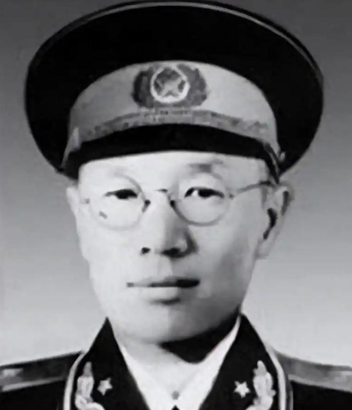 1942年，万毅被捕，蒋介石下令杀了他，万毅知道后，趁看守不注意，翻墙逃走了，谁