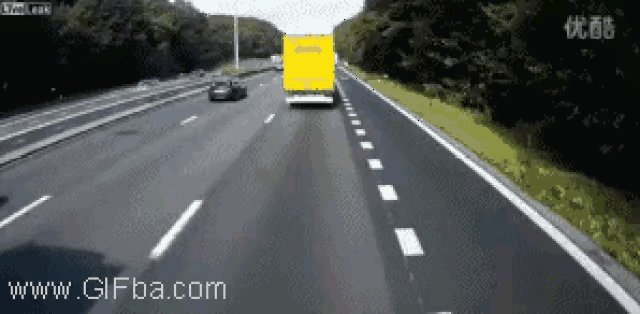 害人害己啊！真的是倒霉鬼催的啊，好好行驶着为什么要变道呢？而且还是那么的想当然，