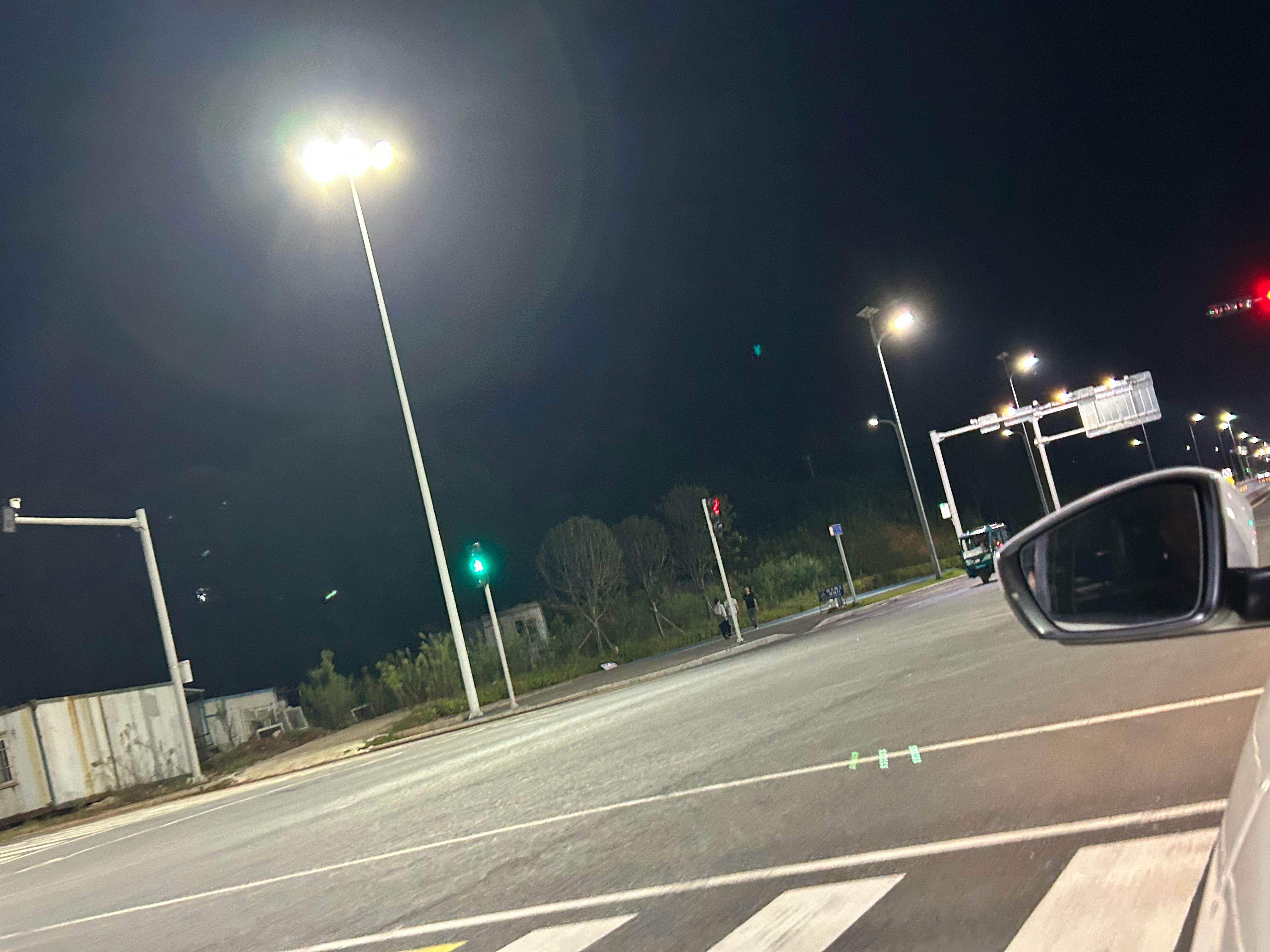 这真的是小破镇吗 咋这么高大上 好多有限公司和高楼 好多写字楼 真的吓到我了[惊