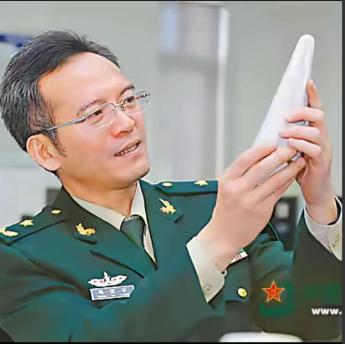 谁能想到，昨天还在家属院里雷打不动晨跑的精干汉子，今天说没就没了。就在这个草长莺