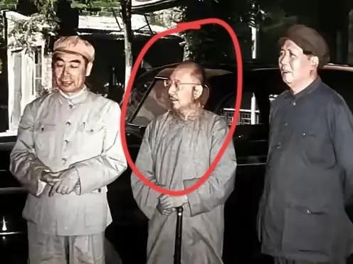 这位站在毛主席和周总理中间的是谁？大家认识吗，肯定不简单吧[祈祷][祈祷][祈祷