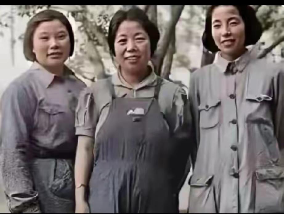 这张老照片充分体现了
在伟人思想指引下
祖国出了太多的女党员女英雄
也体现了巾帼