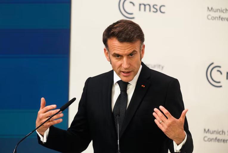 面对外界“欧洲衰落”的唱衰论调，法国总统马克龙发起强势反击。

在2月13日举行