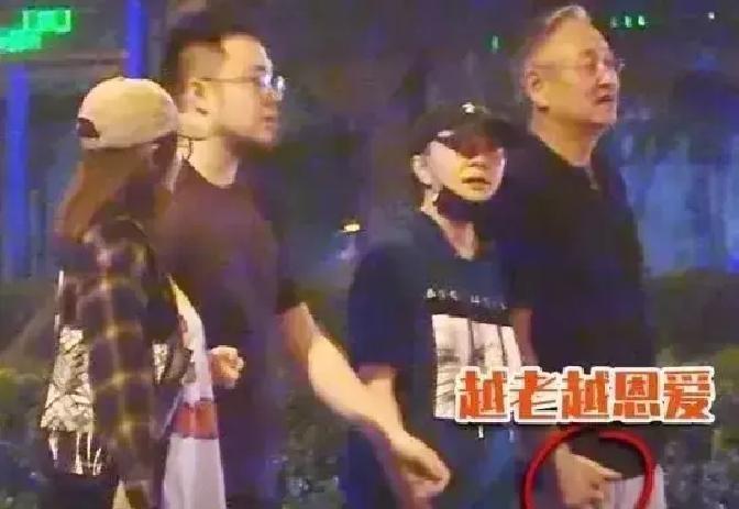 英达最近天天蹲巴图直播间，留言“爸爸为你骄傲”“血浓于水”，弹幕刷到飞起，儿子那